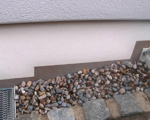 Kiesbett vor einer Hauswand, geschützt durch PCI Barraseal Turbo.