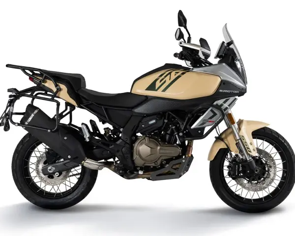 Beżowy motocykl turystyczny z bagażnikami, gotowy na dalekie wyprawy.