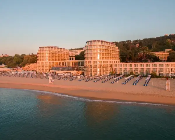 Piękne hotele nad morzem w Świętym Konstantynie i Elenie. Idealne miejsce na wakacje, gdzie można zwiedzić plażę i odpocząć.