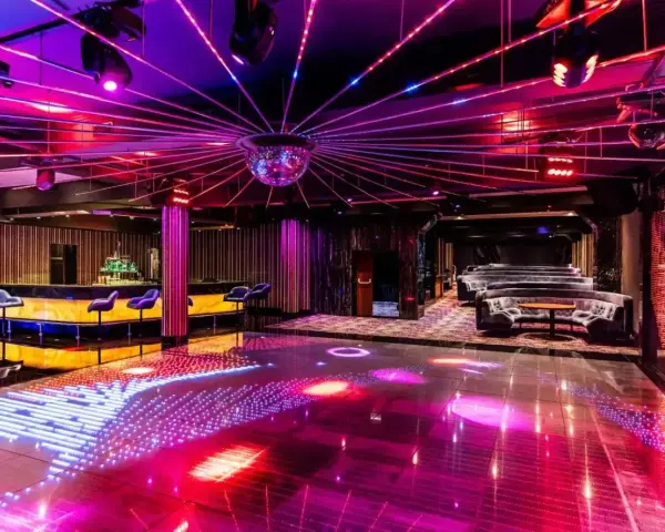 Nowoczesny klub z podświetlaną podłogą i barem, idealny na sylwester w Hotelu Gołębiewski.