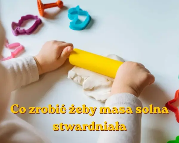 Dziecko wałkuje masę solną żółtym wałkiem. Wokół foremki do ciastek. Jak sprawić, by masa solna stwardniała?