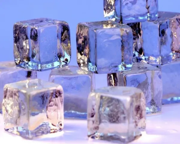 Eiswürfel stapeln sich, glitzernd und durchscheinend. Sie zeigen, wie kalt Eis werden kann, mit gefrorenen Einschlüssen und scharfen Kanten.