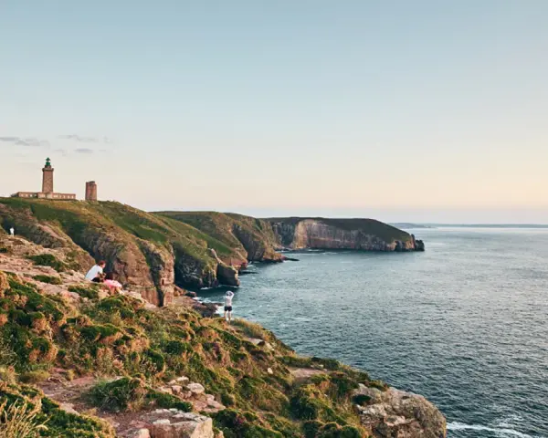 Vue panoramique sur le Cap Fréhel, avec son phare emblématique et les falaises bretonnes. Parfait pour une randonnée sur le GR 34.