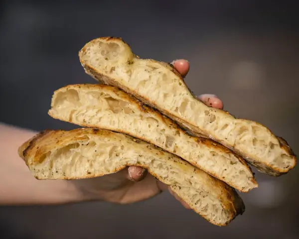 Jak rozmrozić ciasto na pizzę? Bezpieczne metody i porady eksperta