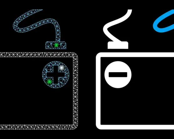 Akumulator z oznaczeniami biegunów i kablami. Zastanawiasz się, jakim prądem ładować akumulator?