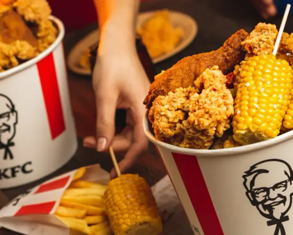 Kosz z kurczakiem KFC, frytki i kolby kukurydzy. Zastanawiasz się nad frytki KFC kcal?
