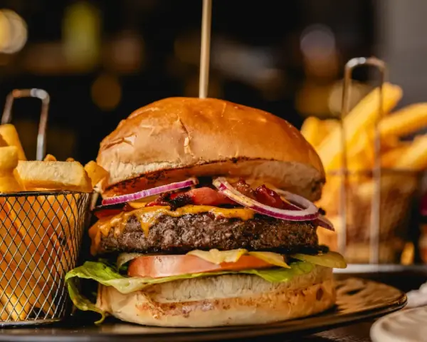 Jak zrobić idealnego burgera? Sekrety mistrza w Twojej kuchni