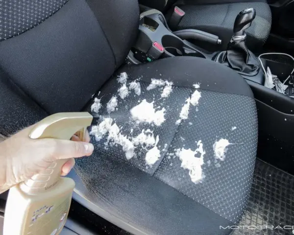 Jak skutecznie wyczyścić tapicerkę w aucie? Poradnik DIY