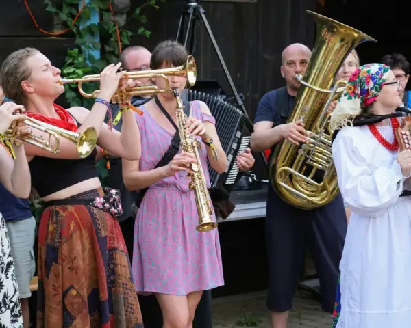 Zespół gra na instrumentach dętych i akordeonie. Góralska muzyka nowoczesną brzmi wesoło, tworząc radosną atmosferę.