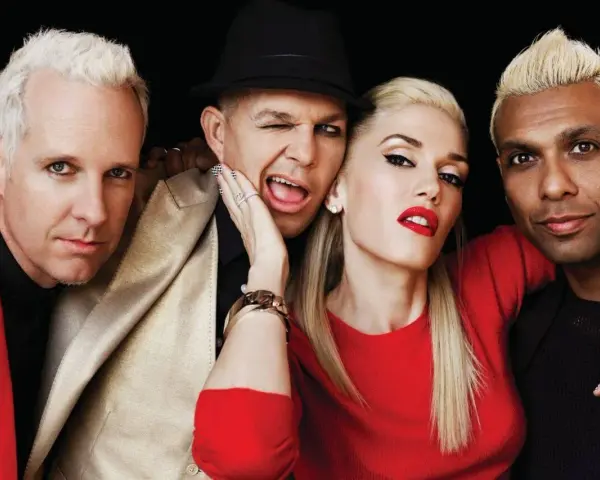 Les membres de No Doubt posent ensemble, Gwen Stefani au centre, avec un clin d'œil espiègle d'un autre membre.