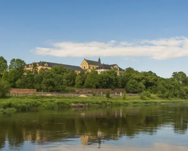 Malowniczy widok na rzekę i wzgórze z zabudowaniami klasztornymi. Drohiczyn atrakcje zachwycają o każdej porze roku.