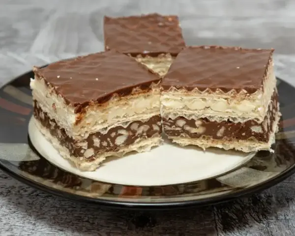 Czekoladowe wafle z kremem i orzechami, pyszna przekąska, która może kusić, ale warto sprawdzić knoppers kcal.
