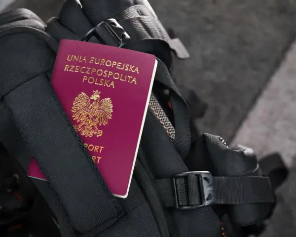 Gotowy do podróży? Paszport z lubelskiego urzędu wojewódzkiego w Lublinie, oddział ds. paszportów, czeka w plecaku.