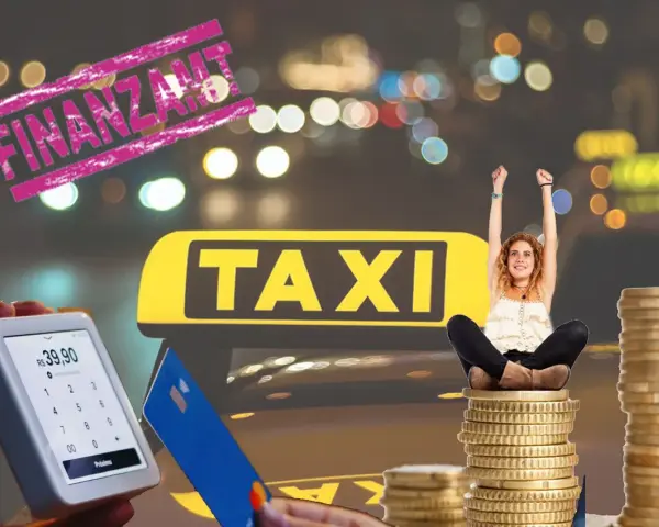 Glückliche Frau auf Münzstapeln vor einem Taxi-Schild. Ein Zahlungsterminal zeigt 39,90 R$. Die **Wartezeit** und **Kosten** für ein **Taxi** sind hier wohl gut investiert.