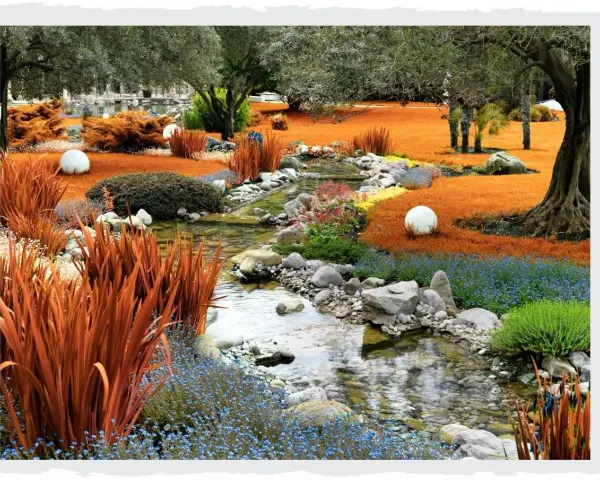Ein malerischer asiatischer Garten mit einem Bachlauf, orangefarbenem Gras, blauem und gelbem Blütenteppich, Steinen und weißen Kugeln.