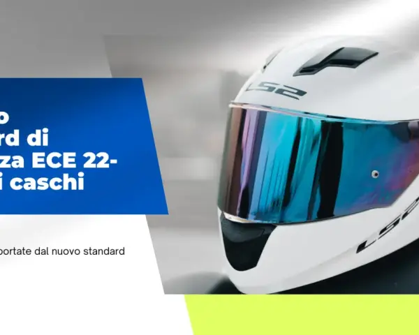 Casco bianco con visiera blu riflettente, simbolo del nuovo standard di sicurezza ECE 22-06 per i caschi.