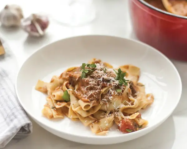 Tagliatelle z grzybami przepis. Pyszny makaron z bogatym sosem grzybowym, posypany parmezanem i świeżą natką pietruszki.