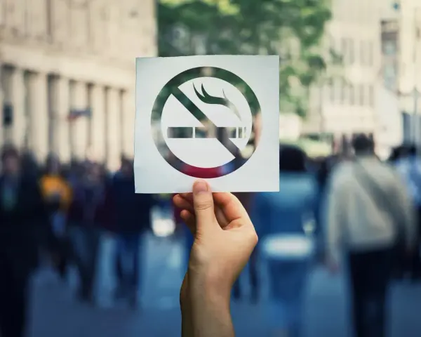 Zasady palenia tytoniu i e-papierosów podczas uroczystości: zakaz palenia w miejscach publicznych.