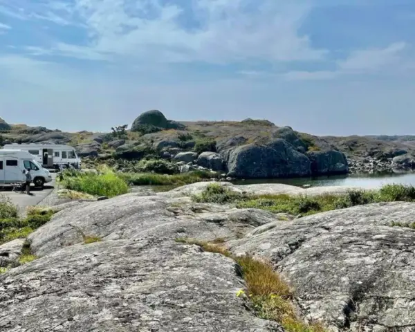 Husbilscamping vid en klippig kust, en perfekt plats för en **turista i Skåne** som söker lugn och natur.