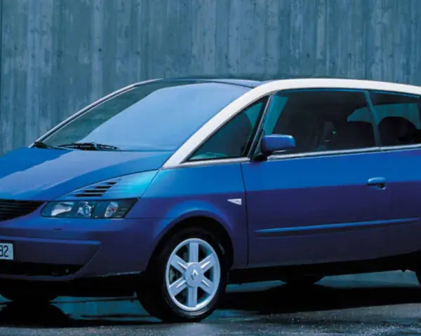 Niebieski Renault Avantime z białym dachem, stojący na tle betonowej ściany.