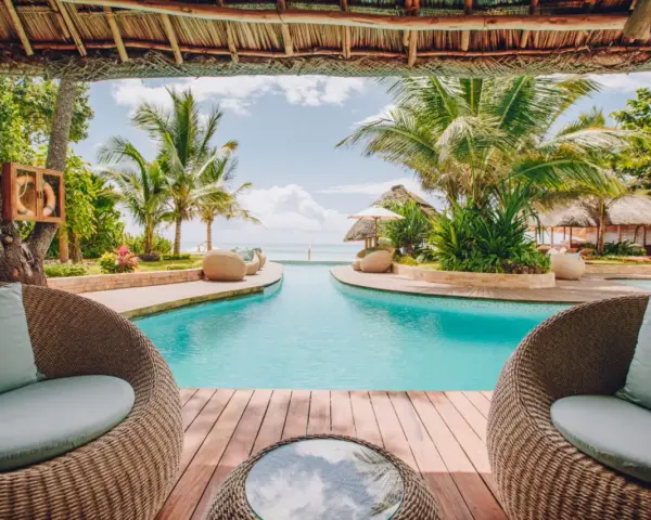 Relaks przy basenie z widokiem na ocean. Idealne miejsce, by zastanowić się, gdzie na Zanzibar.