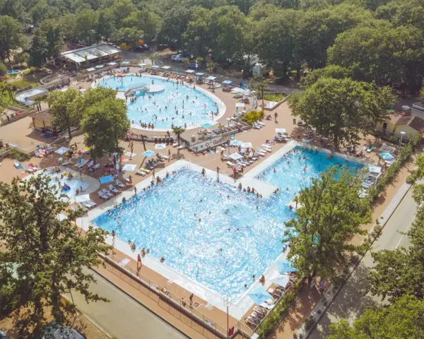 Widok z lotu ptaka na baseny i leżaki na terenie Bijela Uvala Camping.
