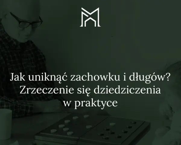 Dziadek i wnuczka grają w warcaby. Tekst: "Jak uniknąć zachowku i długów? Zrzeczenie się dziedziczenia w praktyce".