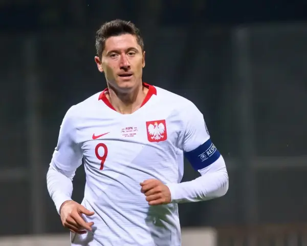 Piłkarz reprezentacji Polski Robert Lewandowski w białej koszulce z numerem 9.