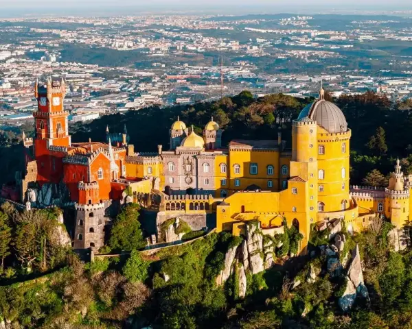 Kolorowy Pałac Pena w Sintrze, jedna z najpiękniejszych atrakcji Portugalii, wznosi się na wzgórzu.