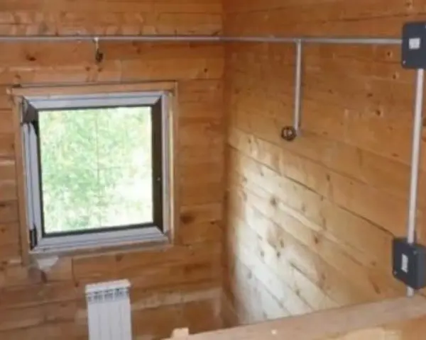 Jak rozprowadzić instalację elektryczną w domu drewnianym bezpiecznie i zgodnie z normami