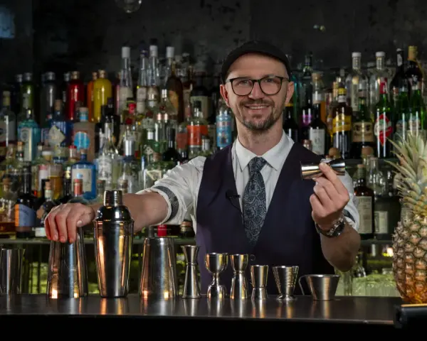 Ile zarabia barman w klubie? Nawet 12 000 zł miesięcznie!