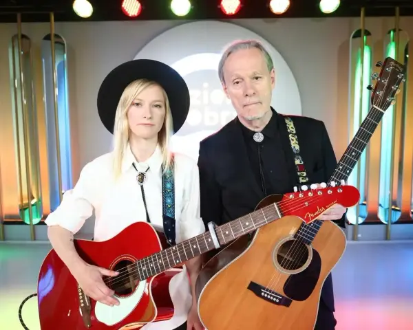 Agata Karczewska, jak "dark horse", z gitarą w dłoni, obok partnera muzycznego.
