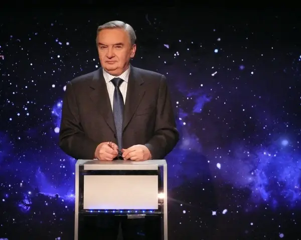 Mężczyzna w garniturze stoi na tle kosmicznego nieba. Czy jest on jeden z dziesięciu o której?