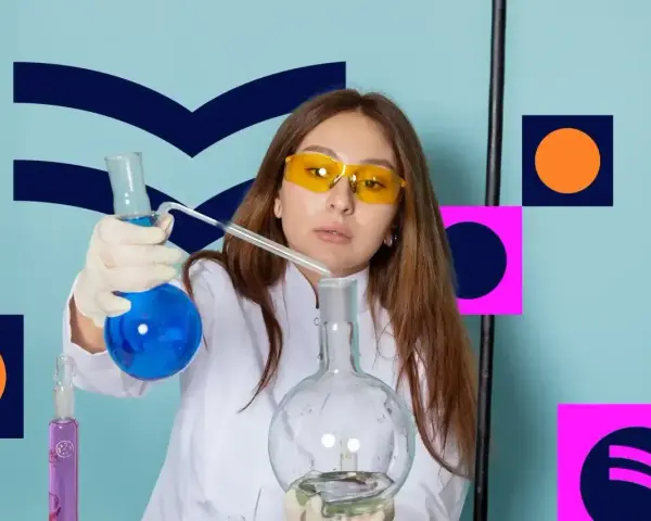 Dziewczyna w okularach ochronnych i białym fartuchu miesza płyny w probówkach. Zastanawia się, co po biol chemie.