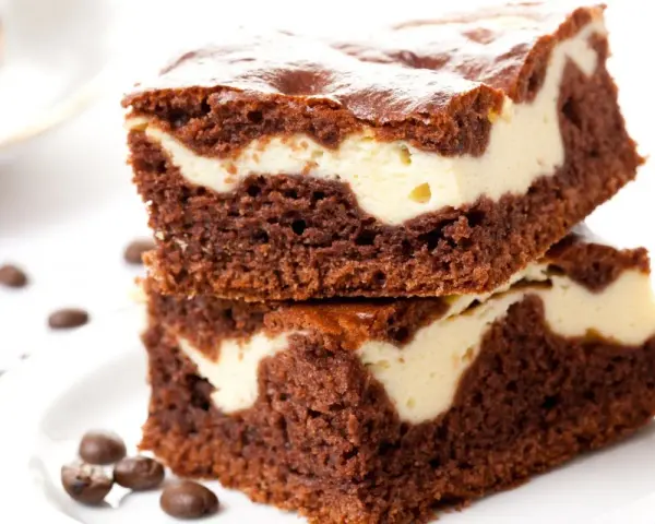 Szybkie ciasto z twarogiem, czekoladowe brownie z kremową warstwą serową, idealne na deser.