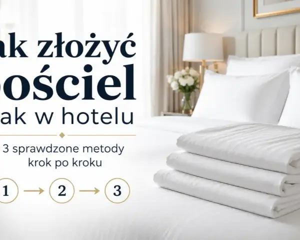 Jak złożyć pościel jak w hotelu? 3 sprawdzone metody krok po kroku. Stos białej, prążkowanej pościeli na hotelowym łóżku.