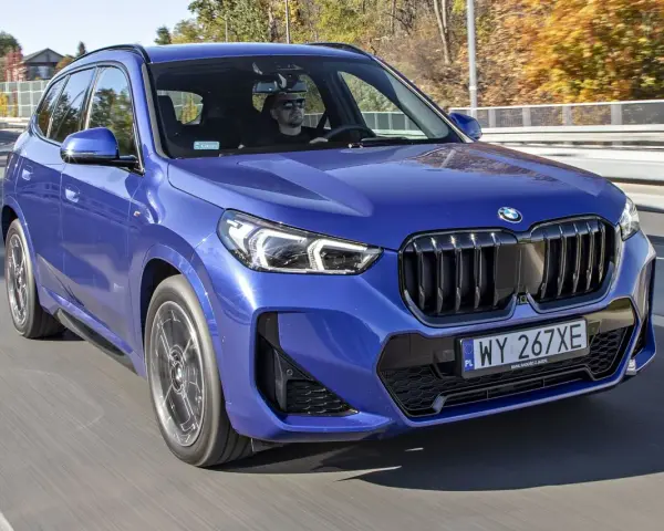 Niebieskie BMW X1 w ruchu drogowym. Sprawdź aktualną bmw x1 cena i dostępne konfiguracje.