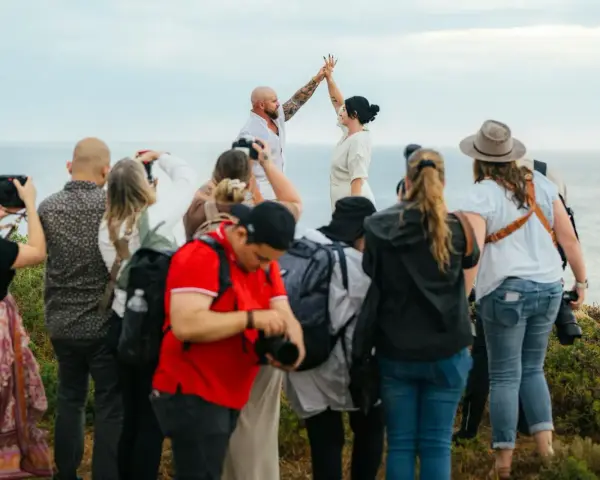 Para młoda tańczy na klifie, a wokół niej grupa fotografów dokumentuje ten wyjątkowy moment, jakby to była piosenka na oczepiny.