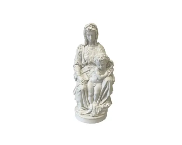 Biała rzeźba przedstawia Madonnę z Dzieciątkiem, inspirowana dziełem "Madonna z Brugii".