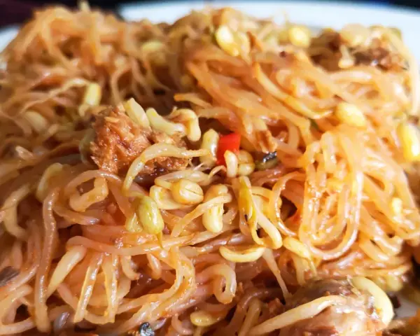 Pyszny makaron konjac z kiełkami fasoli mung i chili. Niskokaloryczna uczta!