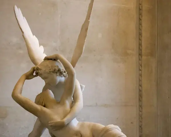 Sculpture de marbre représentant Psyché ranimée par l'amour, un baiser passionné qui redonne vie.