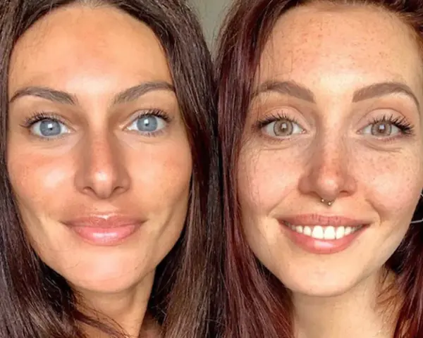 Due volti vicini, uno con occhi azzurri e pelle abbronzata, l'altro con occhi nocciola e lentiggini. I colori autunno armocromia esaltano la loro bellezza naturale.