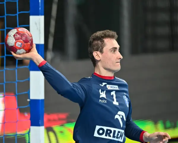 Piłkarz ręczny Adam Morawski z piłką w dłoni, gotowy do rzutu.