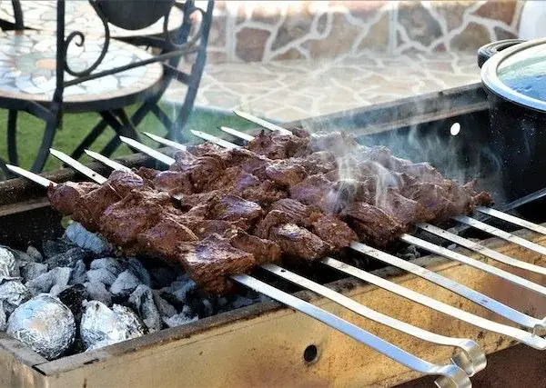 Kebab: Skąd naprawdę pochodzi? Od Persji po polskie ulice.