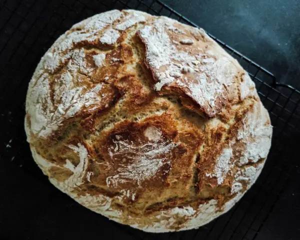 Domowy chleb na zakwasie, pachnący i puszysty. Idealny przepis na chleb, który zachwyci każdego.