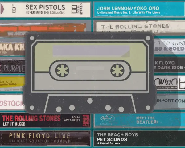 Kaseta na tle okładek płyt winylowych. Wśród nich klasyki jak Sex Pistols, Pink Floyd, The Rolling Stones. Kolekcjonerzy szukają najdroższe płyty winylowe polskie.