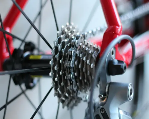 Zbliżenie na kasetę i przerzutkę tylną roweru. Dowiedz się, jak myć rower, by utrzymać go w idealnym stanie.
