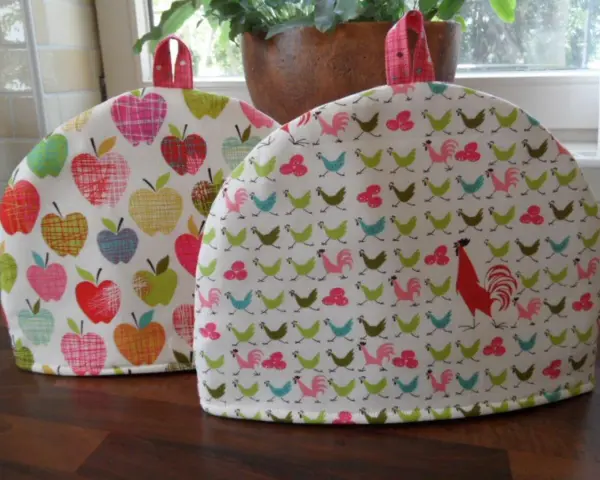 Deux couvre-théières colorés, l'un à pommes, l'autre à poules et coqs. Un couvre-théière patron gratuit pour égayer votre cuisine.