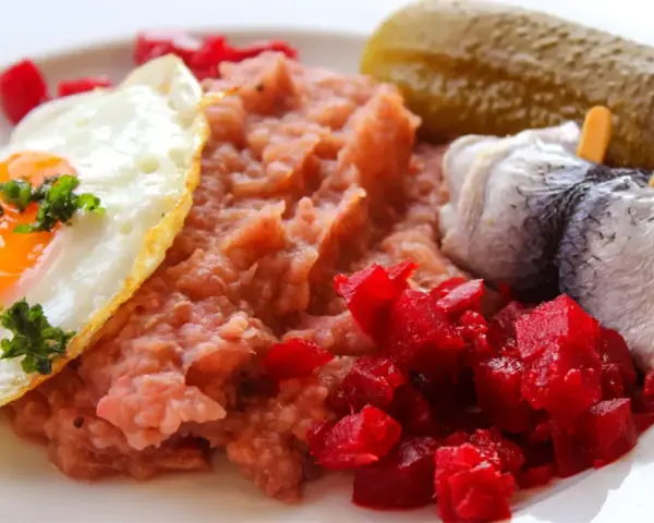 Herzhaftes Gericht mit Rührei, Bohnenmus, Rollmops, Gewürzgurke und Rote Bete. Perfekt für Hirschhornwegerich Rezepte.