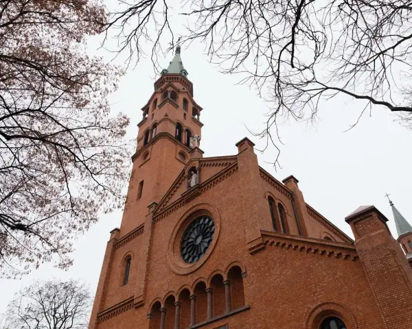 Kościół: Budynek, wspólnota czy instytucja? Poznaj 3 znaczenia